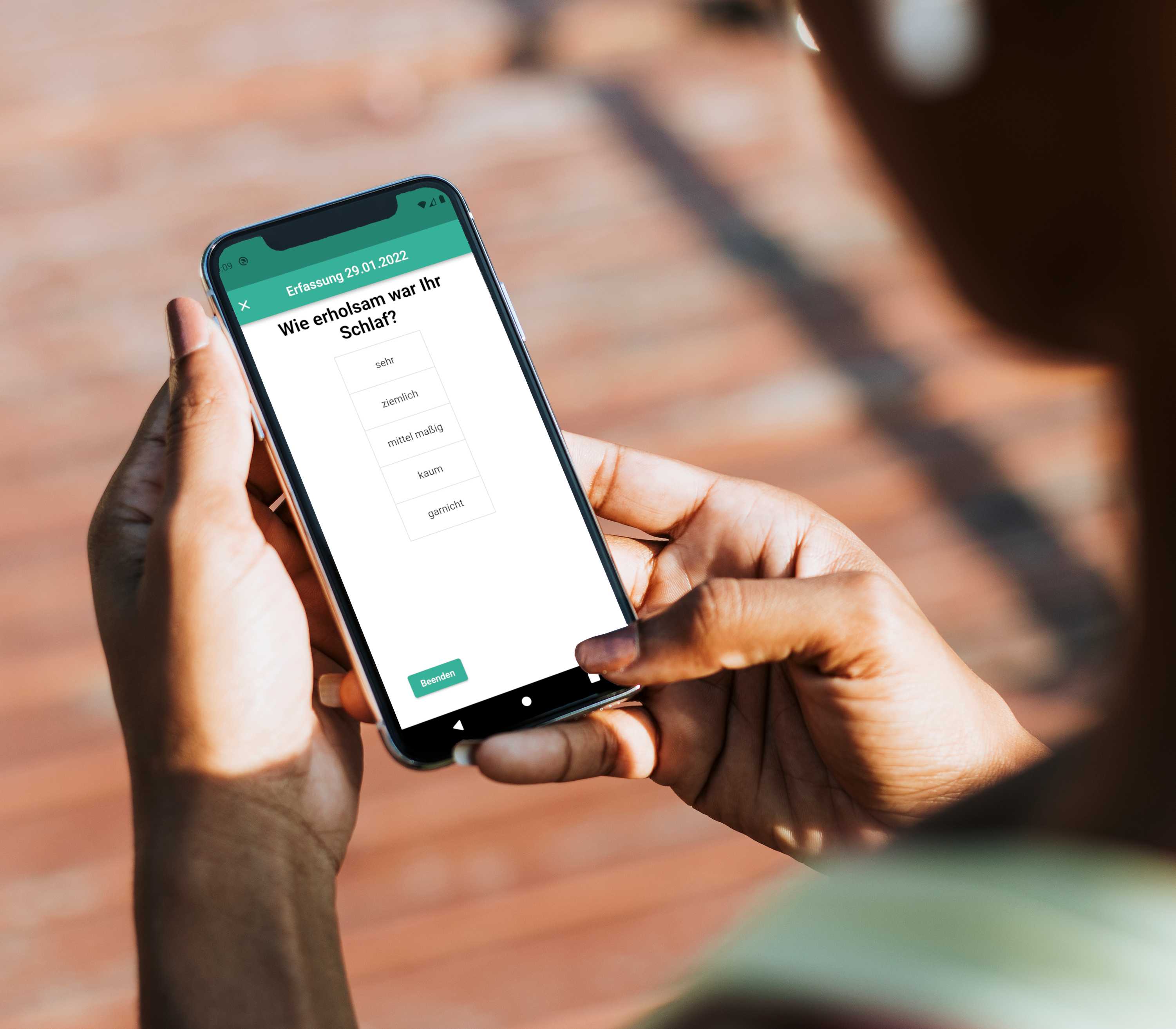 Handy in Hand von Person welche einen Fragebogen ausfüllt